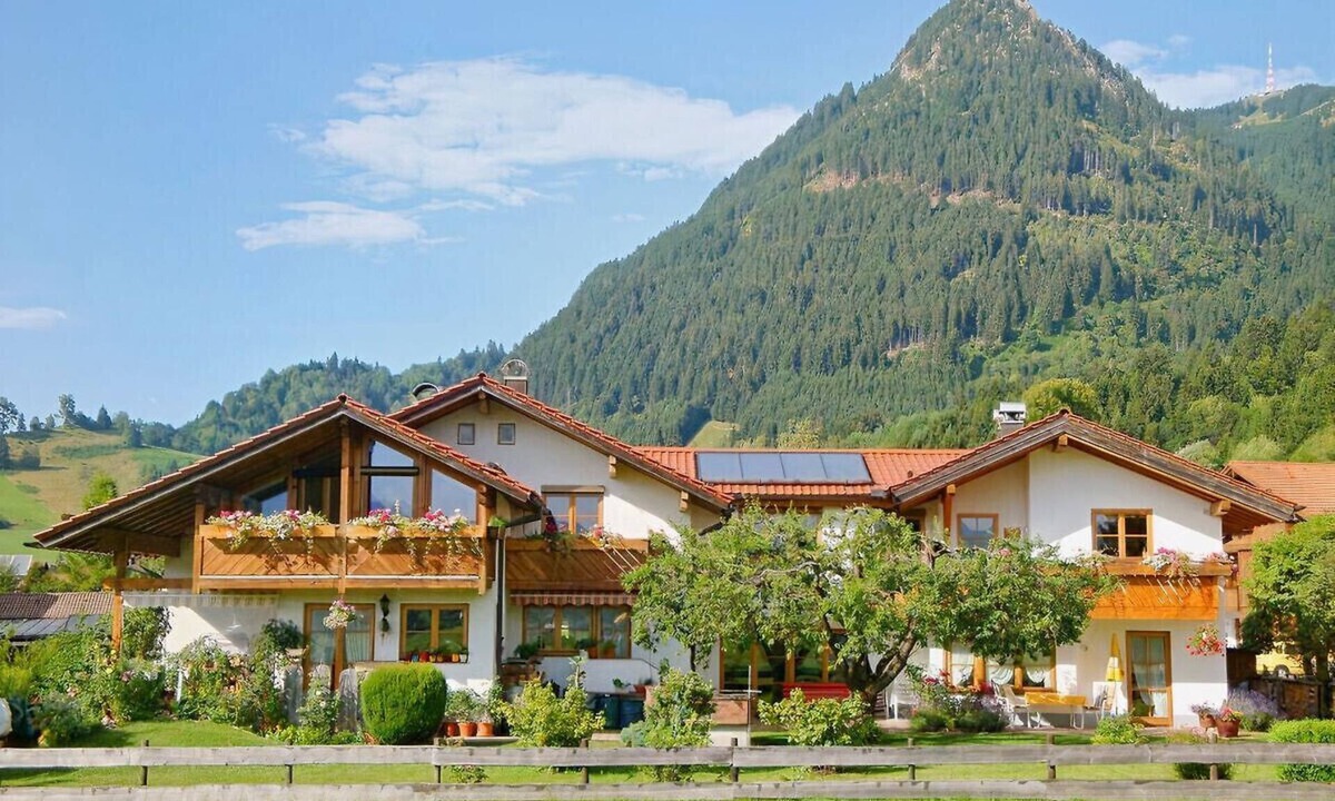 Burgberg Apartment | House Josefa, panoramic view, WLAN, wood-burning stove, garden, barbecue area, near Oberstdorf