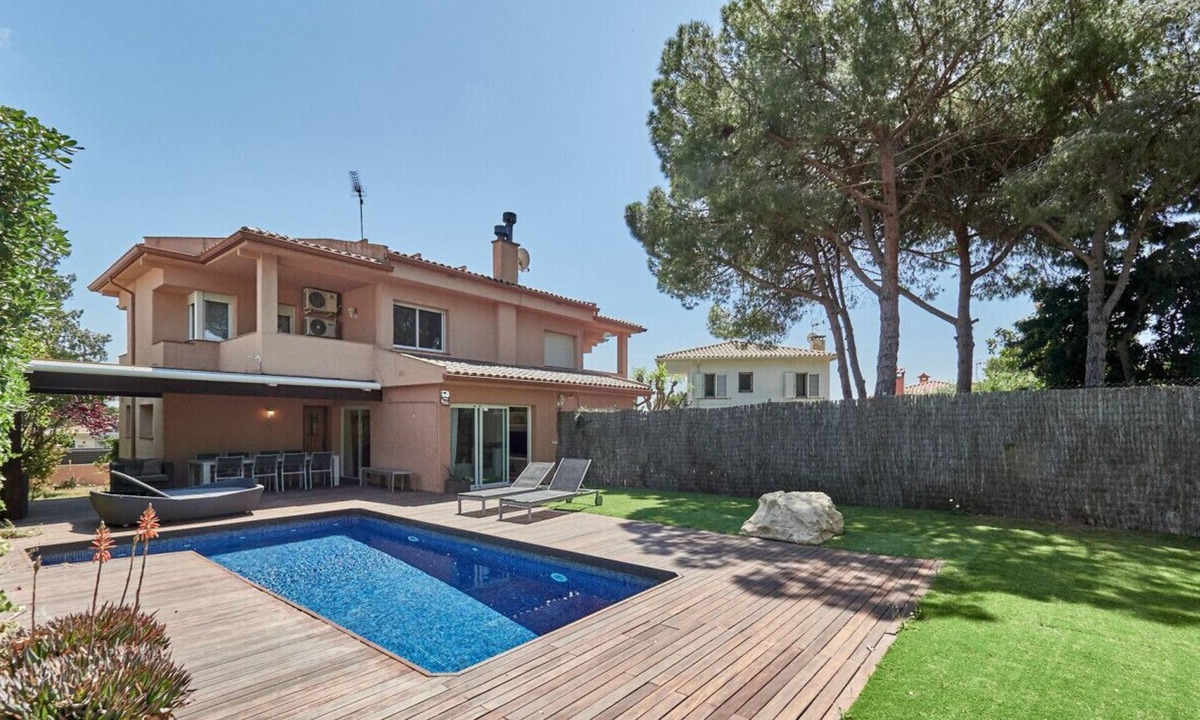 Creixell House | House with Private Swimming Pool, Barbecue and Games Room