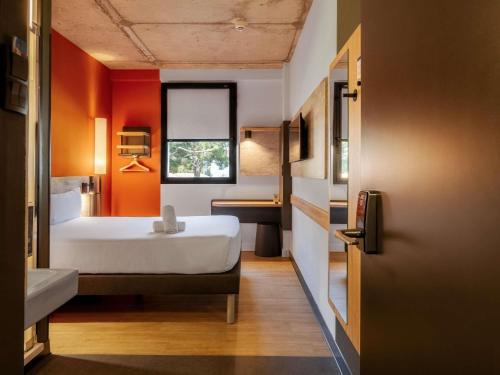 Rejas Hotel | ibis budget Madrid Aeropuerto