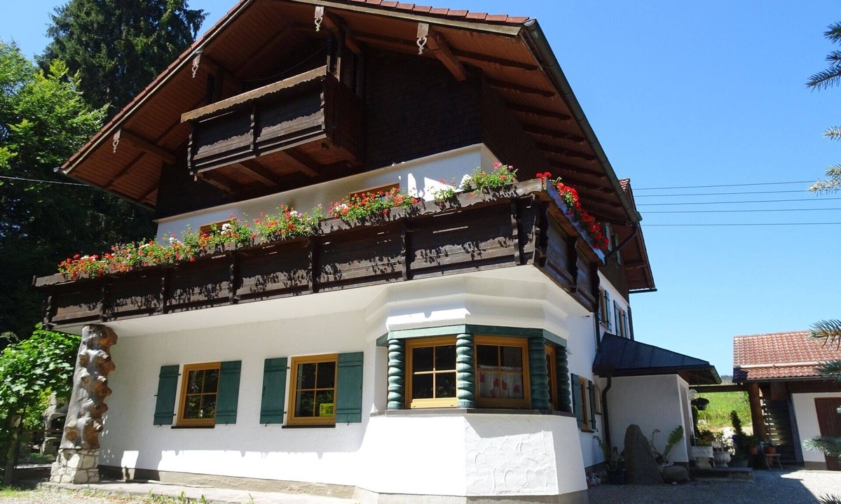 Rosshaupten Apartment | Idyllic villa in the forest, cozy apartment with balcony, near Füssen