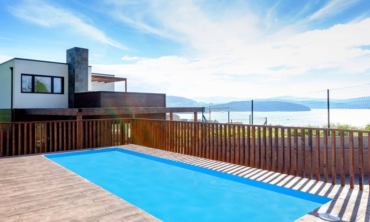 A Ribeira do Freixo House | in Outes mit Sonniger Terrasse und Meerblick by Interhome
