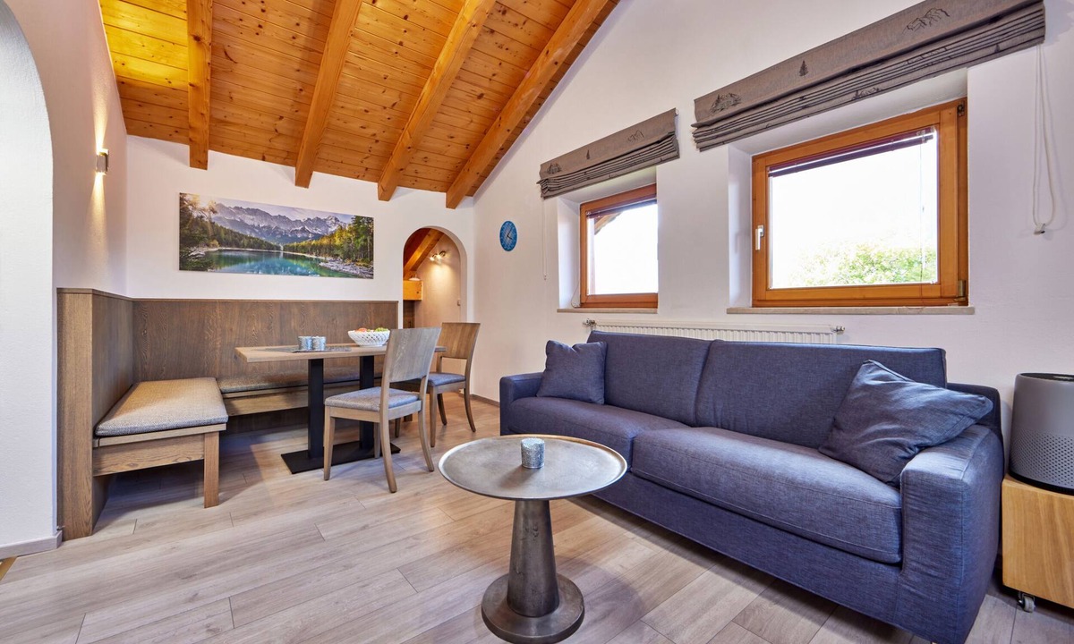 Garmisch-Partenkirchen Apartment | Individual 40 sqm attic apartment with open roof truss and balcony access