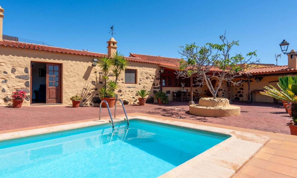 La Solana House | Kanarische Finca mit Pool und herrlicher Aussicht by Interhome