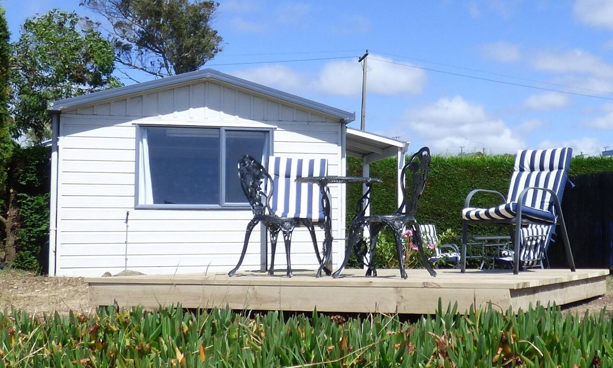 Karitane Apartment | Karitane absolute-seaside self-contained family holiday studio, 2 adults, 2 kids