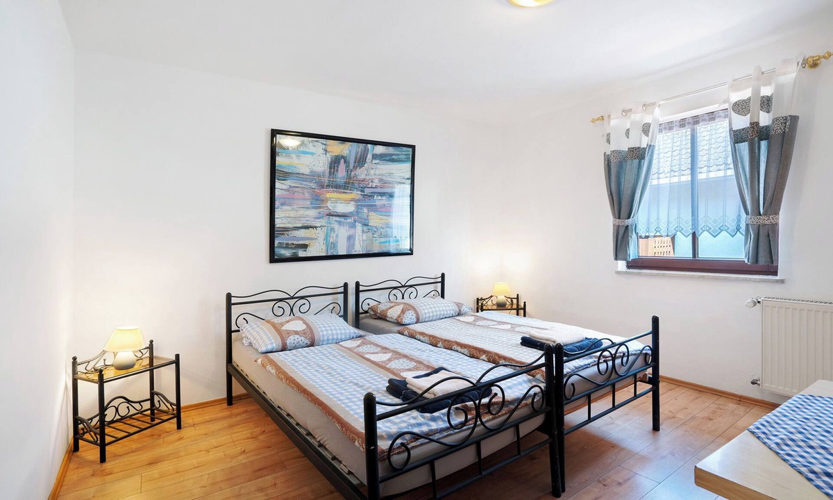Munchen District Apartment | Knödelhof ‘Room 2’, 2-bed room with shared terrace and WLAN