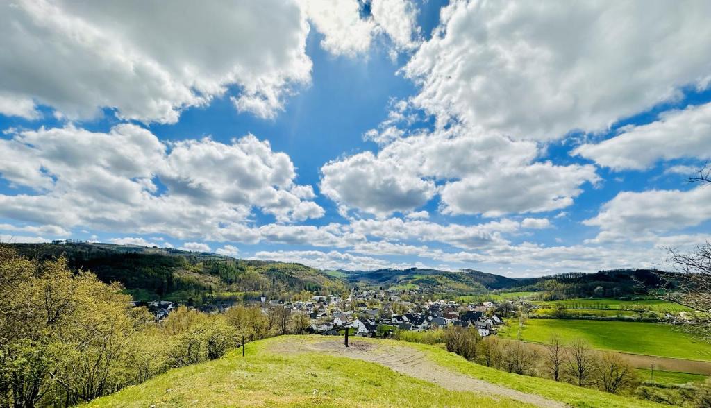Sundern-Allendorf Apartment | Komfort-Fewo mit Infrarotsauna & WLAN nahe Sorpesee - Haus am Krähenbach - Steinert