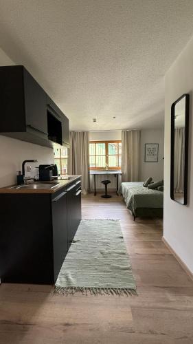 Hillstett Apartment | KREATIVPAUSE Workation in Bayern - Stilvolle Workation-Unterkunft mit Arbeitsplatz & Naturblick in Bayern