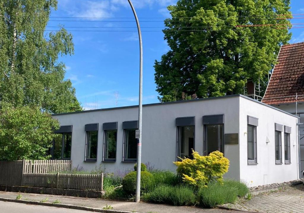 Kreßberg House | Kubisches freistehendes Ferienhaus mit Blick auf einen Weiher