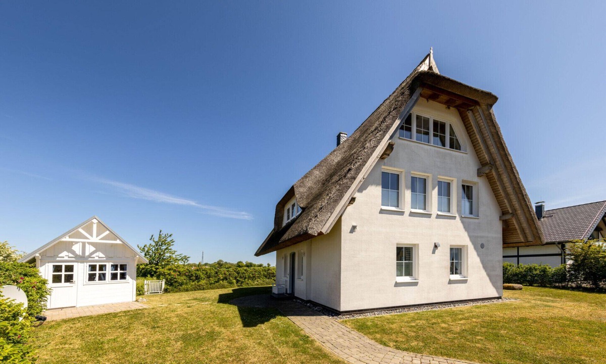 Dranske House | "Küstenperle" Vacation Home in Dranske – enjoy a dream vacation with a breathtaking view of the Bodden and the Baltic Sea. Child-friendly amenities, as well as a wellness area with a sauna and hot tub.