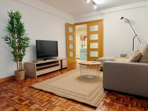 La Magdalena Apartment | La Muralla de los Sitios by Alogest