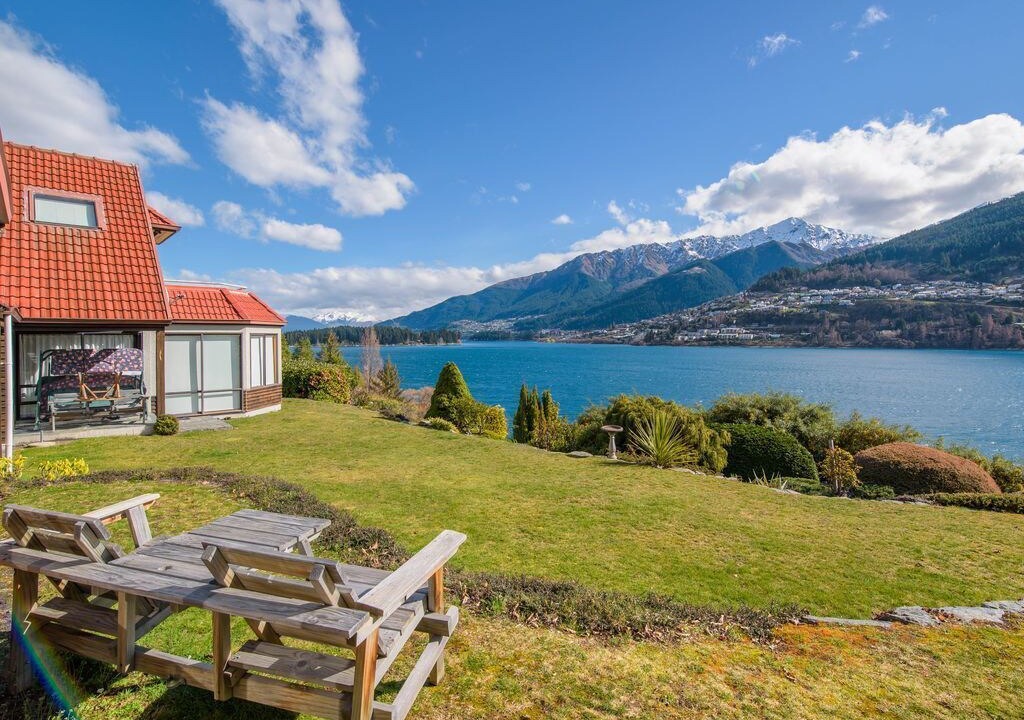 Kelvin Heights House | Lakefront Cottage - Queenstown Holiday Unit