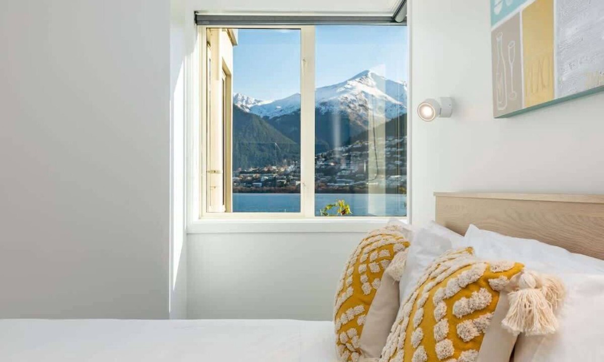 Kelvin Heights House | Lakeside Escape | Lake and mountain views