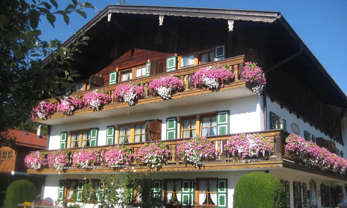 Oberau Apartment | Large four bedroom apartment gem. DTV, quiet location with great mountain views