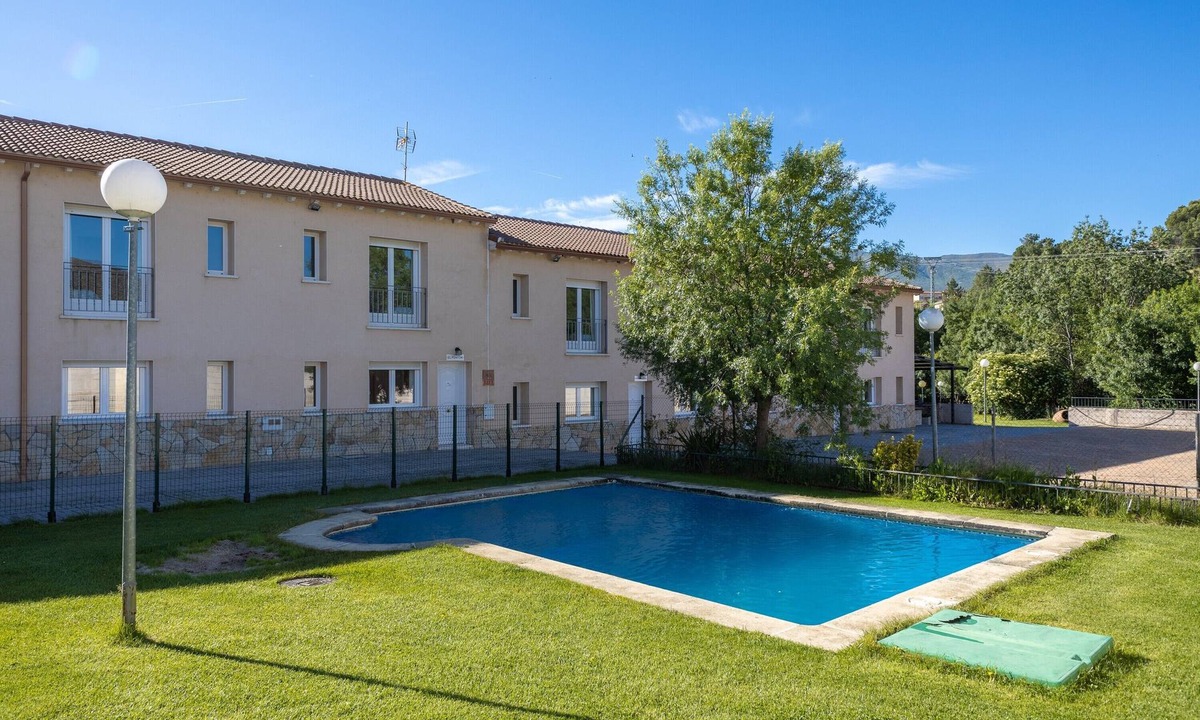 Burgohondo Resort | Las Gargantas de Gredos Holiday Complex with Pool and Mountain Views