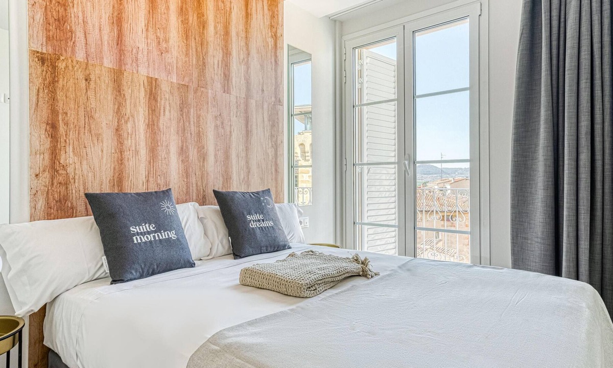 Haro Apartment | limehome Haro | Two-Bedroom Apartment with Balcony