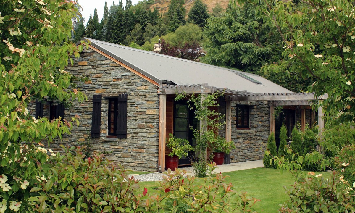 Lower Shotover Cottage | Located 7 minutes from Frankton. Centrally located in the Wakatipu Basin