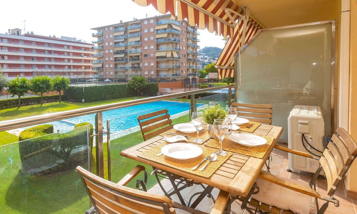 Santa Susanna Apartment | Lovely apartment for 6 people with pool, WIFI, A/C, TV, balcony and pets allowed