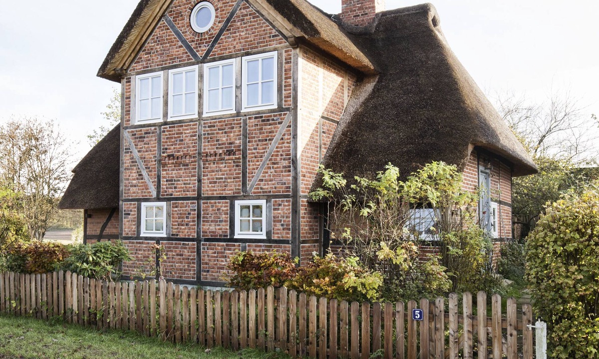 Schnellmark House | Lovingly renovated thatched roof Kate from 1850 near the beach