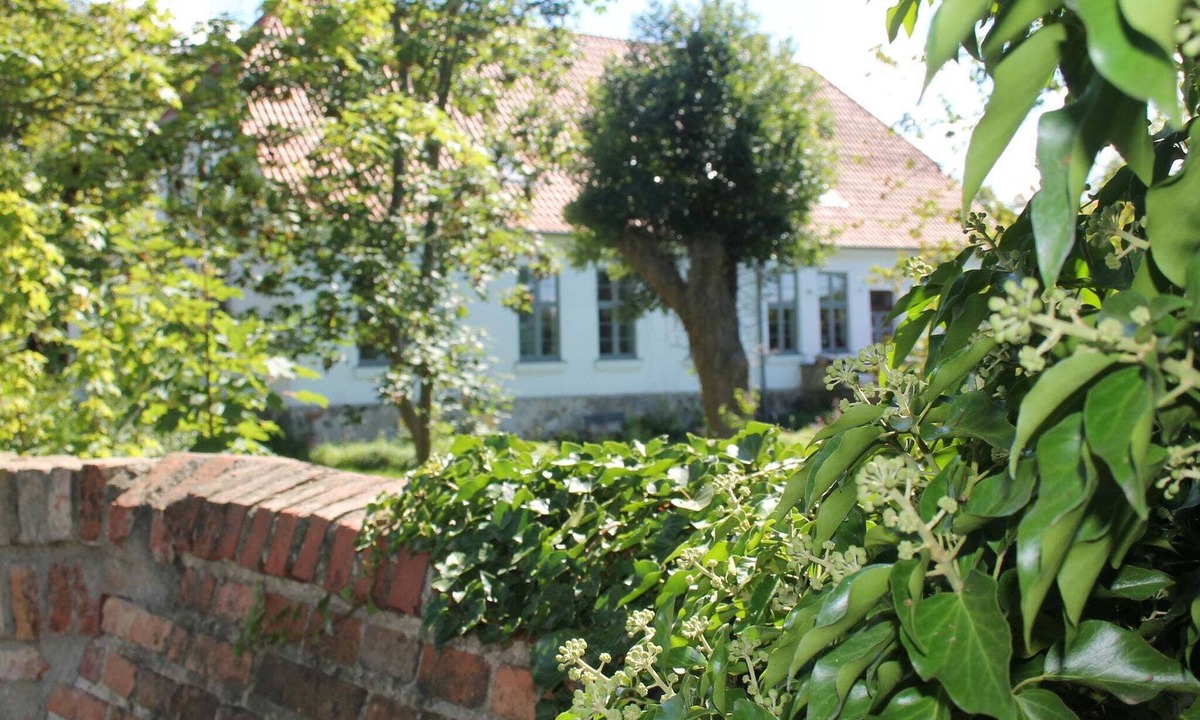 Steffenshagen Apartment | Lush Apartment in Steffenshagen with Garden