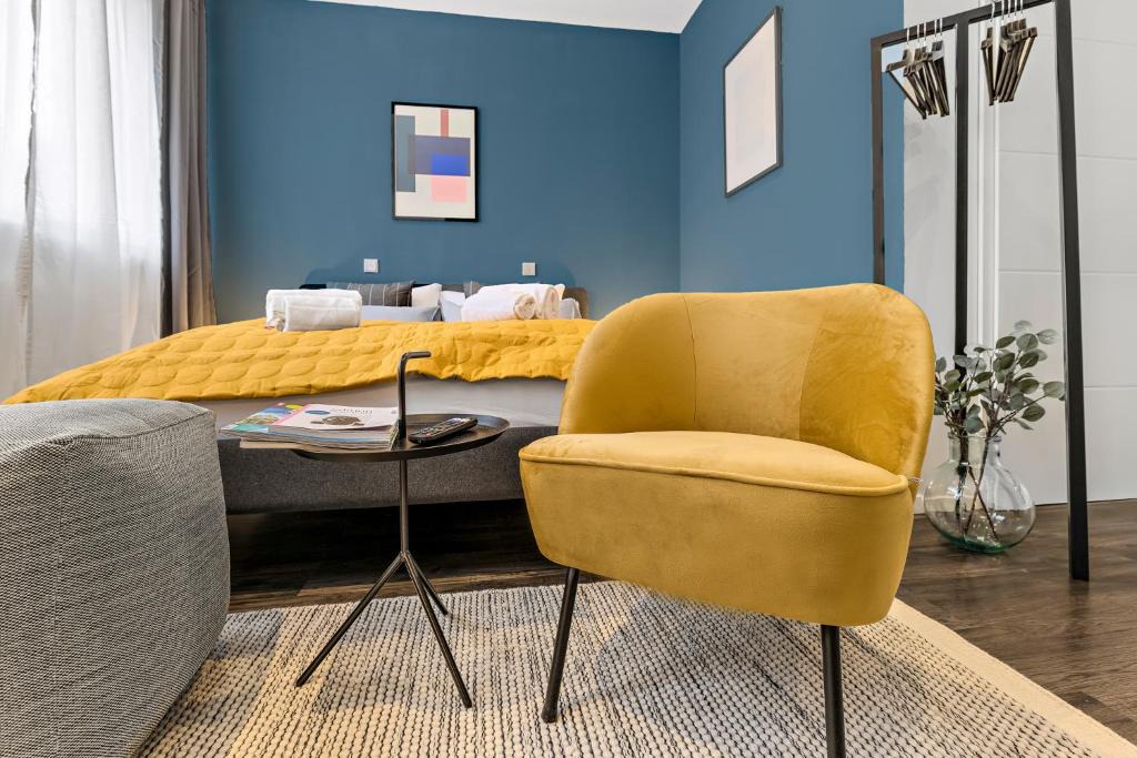 Antonviertel Apartment | LUXOMES - New Central Design Studio - Kitchen - Parking