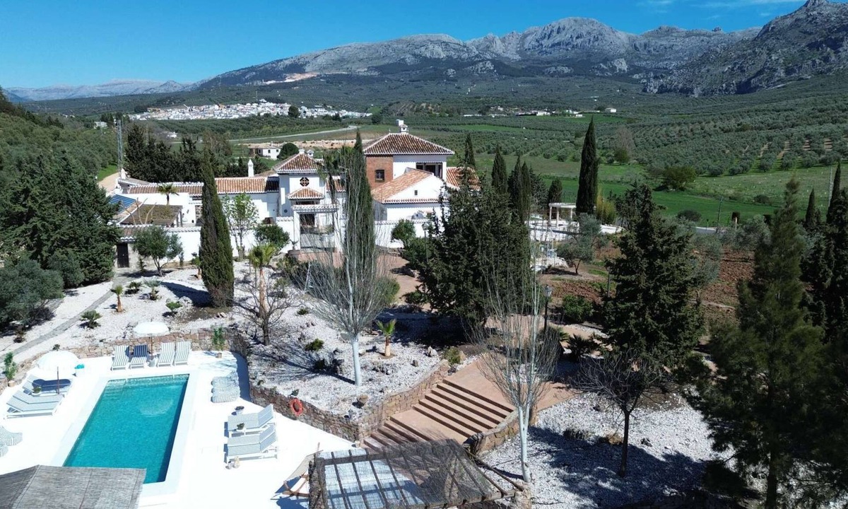 Antequera House | Luxury Andalusian Escape | 11BR Villa w/Pool, Jacuzzi & Stunning Views