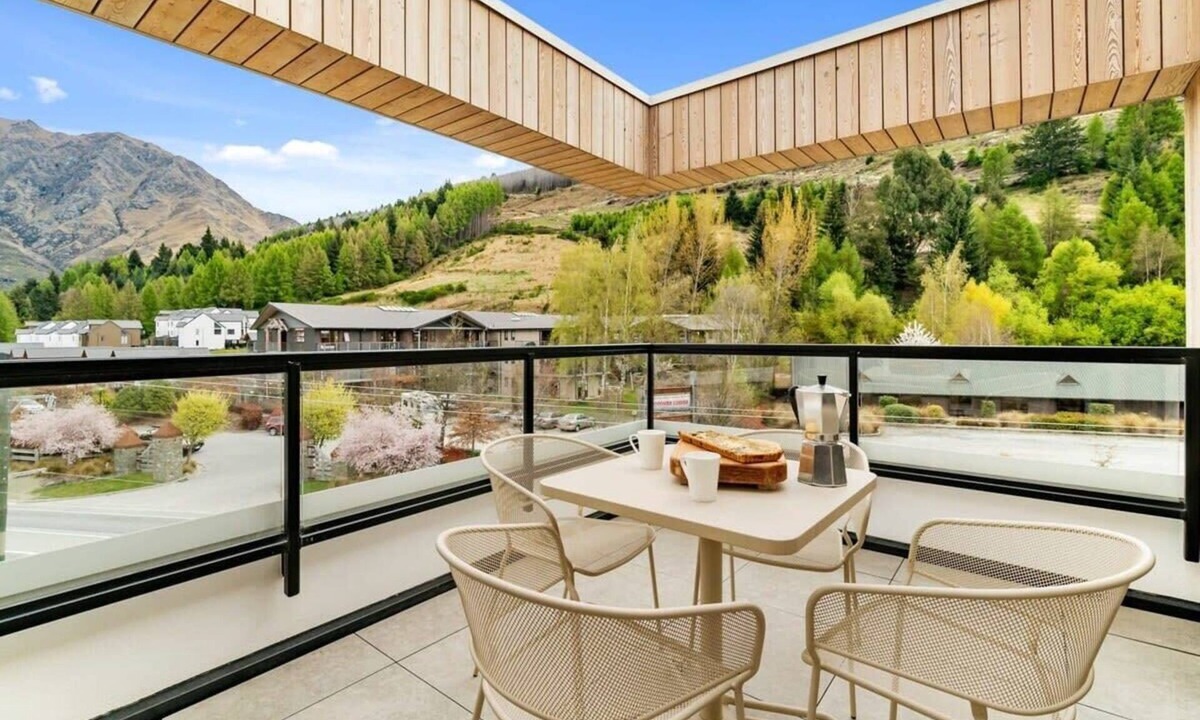 Arthur's Point Apartment | Luxury Penthouse with Mountain Views in Queenstown