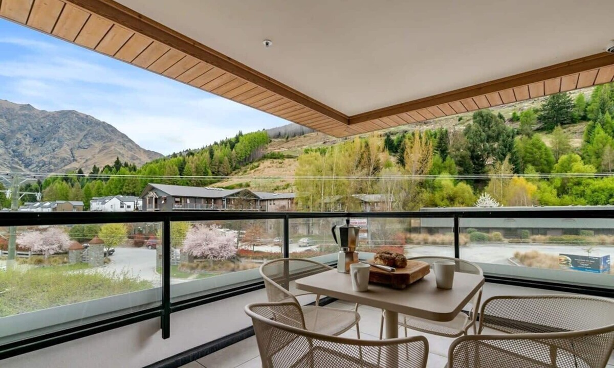 Arthur's Point Apartment | Luxury Queenstown Apartment with Mountain Views