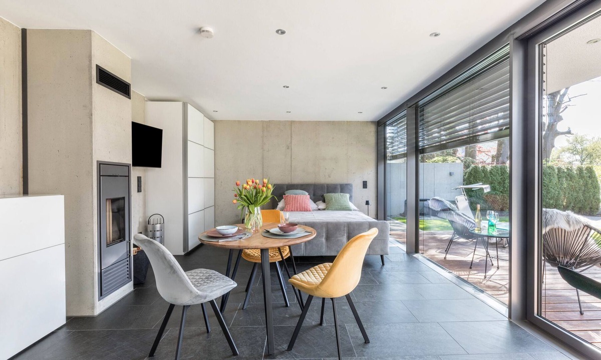 Gersthofen Apartment | Luxury Studio Apartment with Shared Pool, Wi-Fi and Air Conditioning