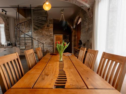 Buhlau Apartment | Maisonette-Wohnung mit Kamin im historischen Gewölbe