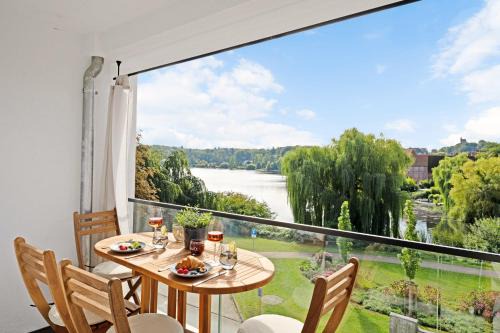 Moelln Apartment | MAISUITES Eisvogel - Zentrale Luxuswohnung mit direktem Seeblick I Bis 4 Personen I Premiumküche I Boxspringbett I Kaffeevollautomat I Parkplatz I Barrierearm & Aufzug