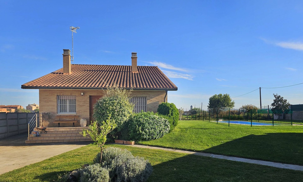 Valtierra Cottage | Mi limón mi limonero cottage with fenced pool and large garden