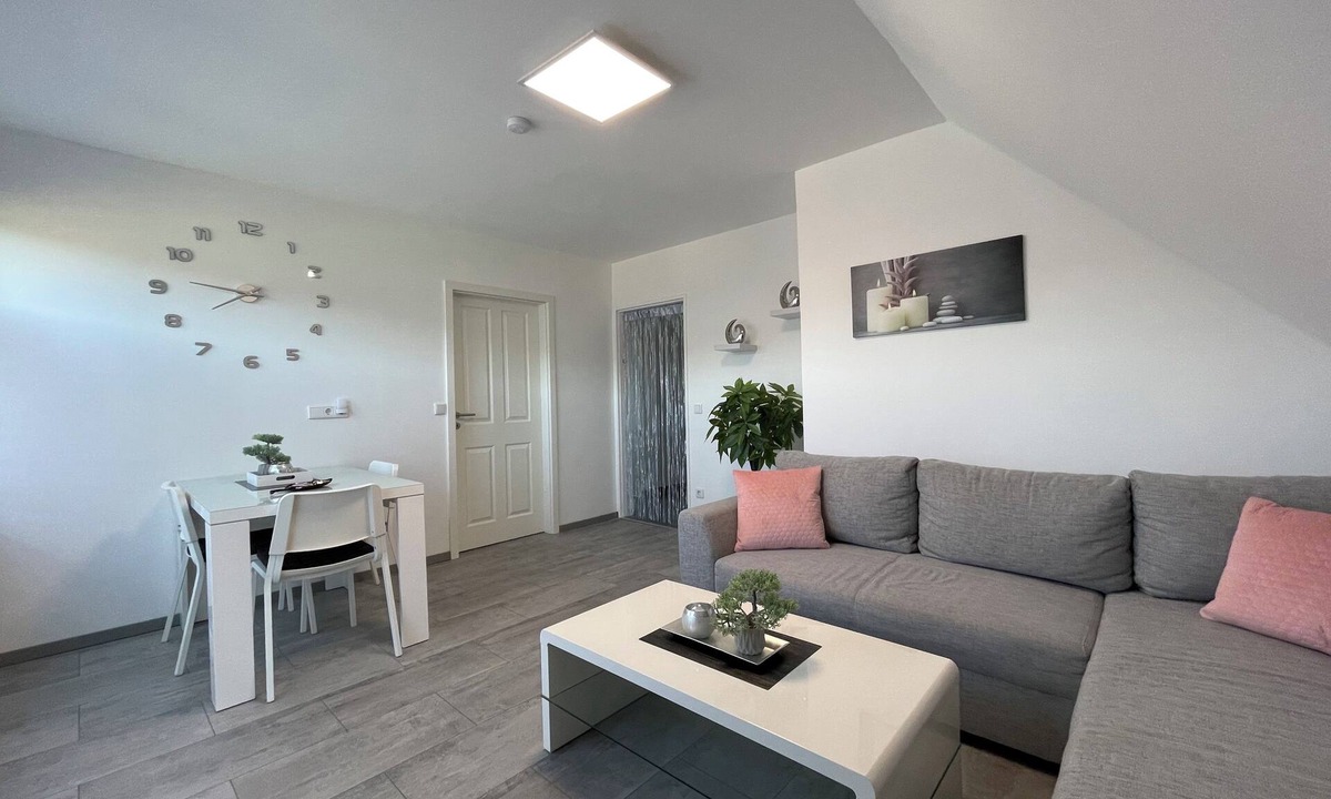 Luenen Apartment | Modern apartment close to Lake Cappenberg, 1-4 guests