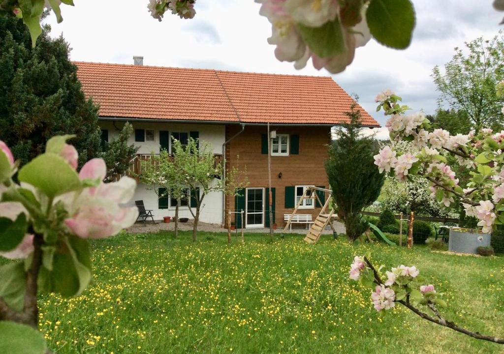 Steingaden Apartment | Modern Apartment in Lindegg with Balcony