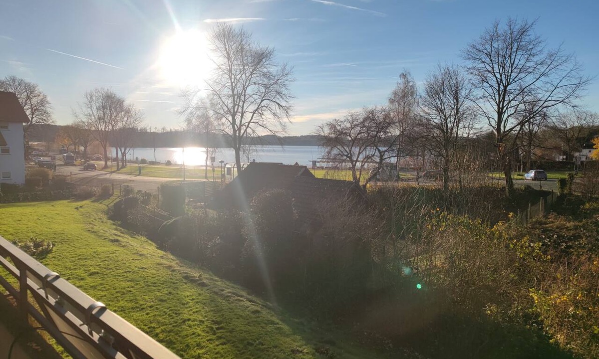 Delecke Apartment | Modern Apartment with Lake View