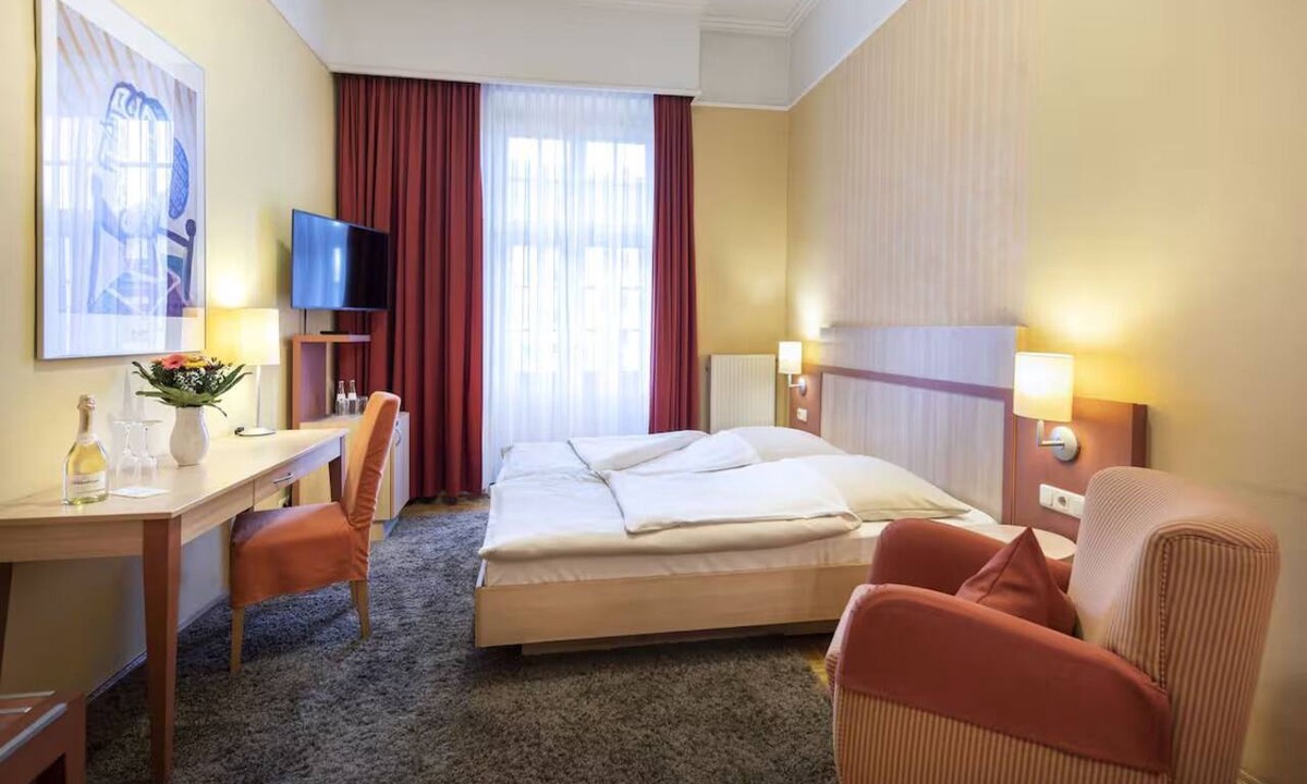 Zentrum Hotel | Modern Bonn Stay | Double Room | Pets Allowed | Museum Mile – 1.9 miles