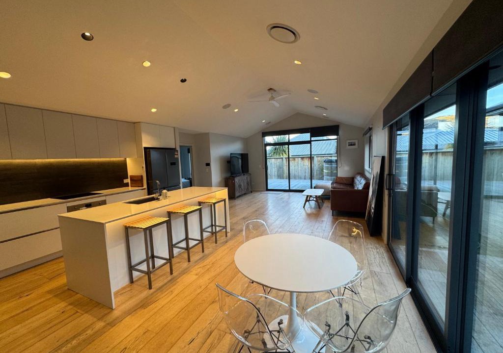 Kawarau Falls House | Modern Family Retreat with Stunning Mountain Views close to The Remarkables