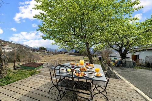 Lens Ski Chalet | Modern Home for 8 near Crans-Montana - Terrace - Fireplace