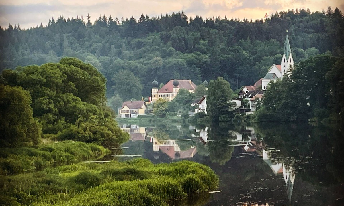 Regenstauf Apartment | Moderne Ferienwohnung Ruhige Lage mit Sonnenterrasse in Flussnähe im Regental