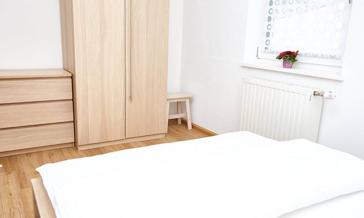 Ebelsbach Apartment | Modernes 48qm Apartment mit französischem Balkon, kostenfreies WLAN, komplett ausgestattete Küchenzeile