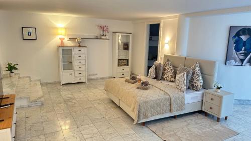 Koetz Apartment | NEUE Sonnige große Villa Ferienwohnung, , NUR 10 min ZU Fuß VON LEGOLAND entfernt,126 m2 stillvolle Ferienwohnung NR 1 , wunderschöner Garten mit Terrasse und Waldblick, großes Bad, ruhige Lage, Erholung My Luxury Apartments