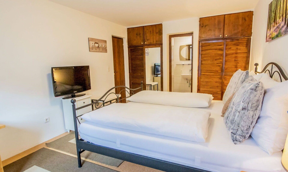 Axams Apartment | Nice apartment for 2 people with WIFI, TV and pets allowed
