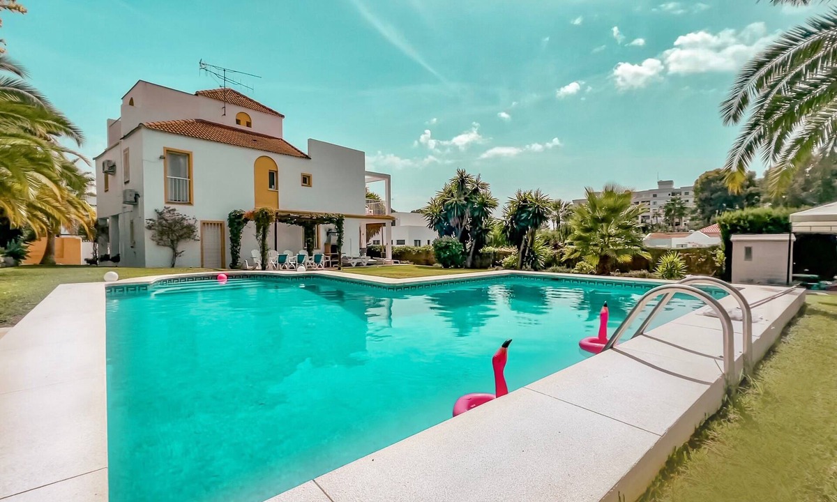 Marbella Villa | Nice Villa in Nueva Andalucia with Mountain View, Pool, Wi-Fi, A/C, Terraces & Garden
