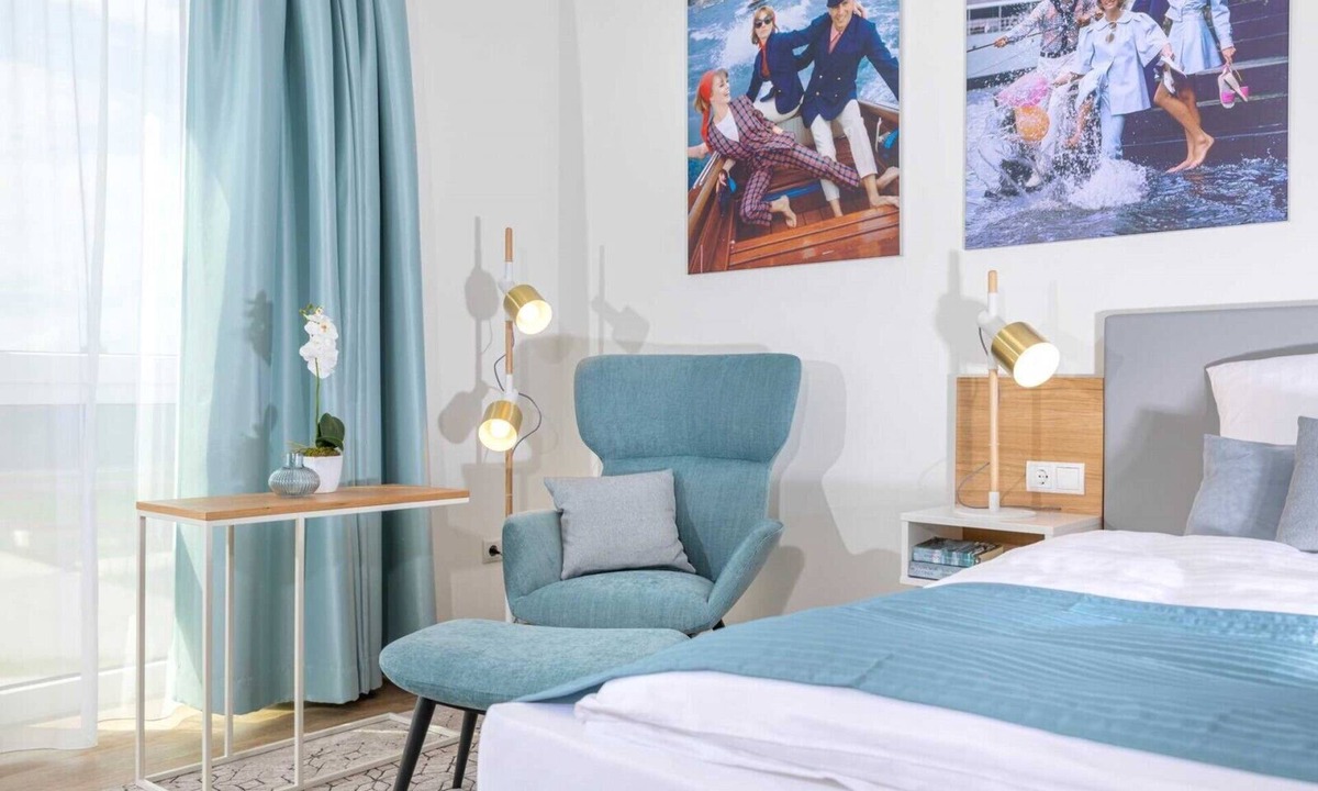 Nordhorn Apartment | NINO-Boardinghouse 2 with 27 m² in Nordhorn. Practically equipped pantry kitchen with dishwasher, microwave with grill function & coffee machine. With box-spring bed, smart TV & Bluetooth radio.