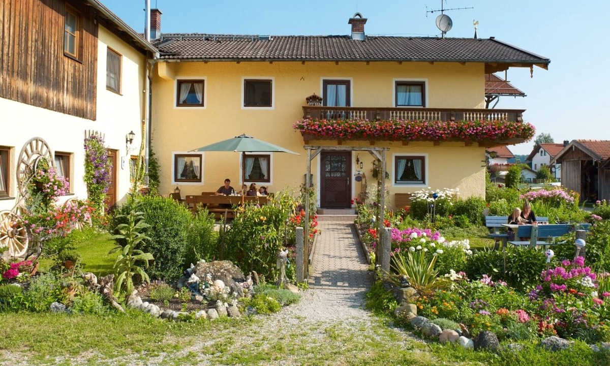 Grabenstatt Apartment | Oma's Welt - *Fewo, OG, 55 qm, 2 - 5 pers. Living/bedroom + sep. Sleeping room.