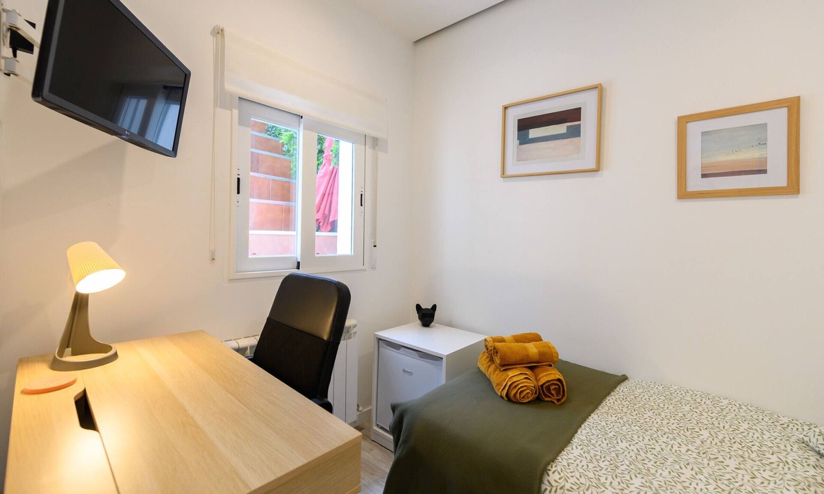 Simancas Bed & Breakfast | Oruro: Room with Bolivian essence and comfort in Madrid