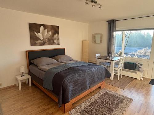 Neuravensburg Apartment | Panorama-Haus Appartment PFÄNDER - Bergblick, Badezimmer, Kitchenette, eigene Sonnenterrasse