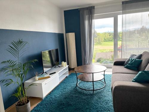 Neuravensburg Apartment | Panorama-Haus Ferienwohnung SÄNTIS - Schlafzimmer, Wohnzimmer, Küche, Bad, Sonnenterrasse mit Bergblick im Garten