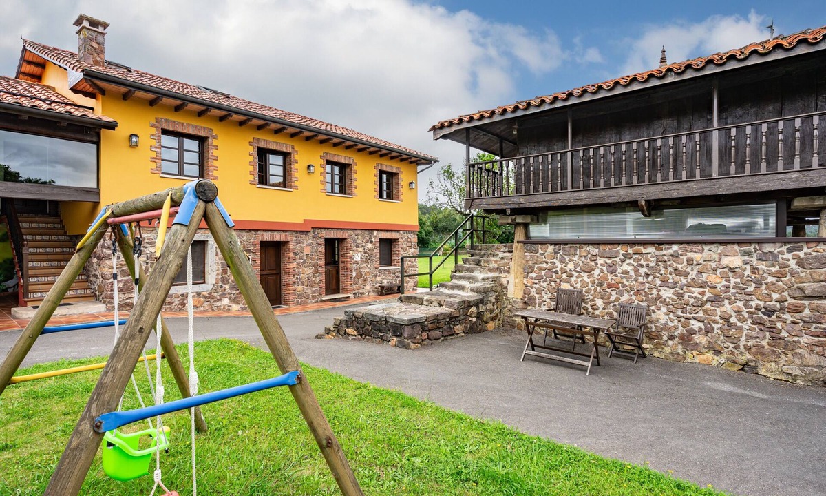 Carreno House | Pedregal Farmhouse with Shared Terrace, Private Garden, and Wi-Fi