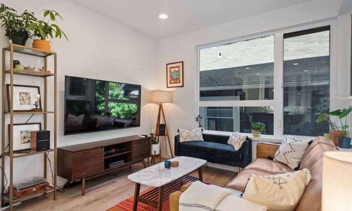 Broadway House | Perch - Urban Abode 22: Modern & Stylish Townhome; Heart of Capitol Hill