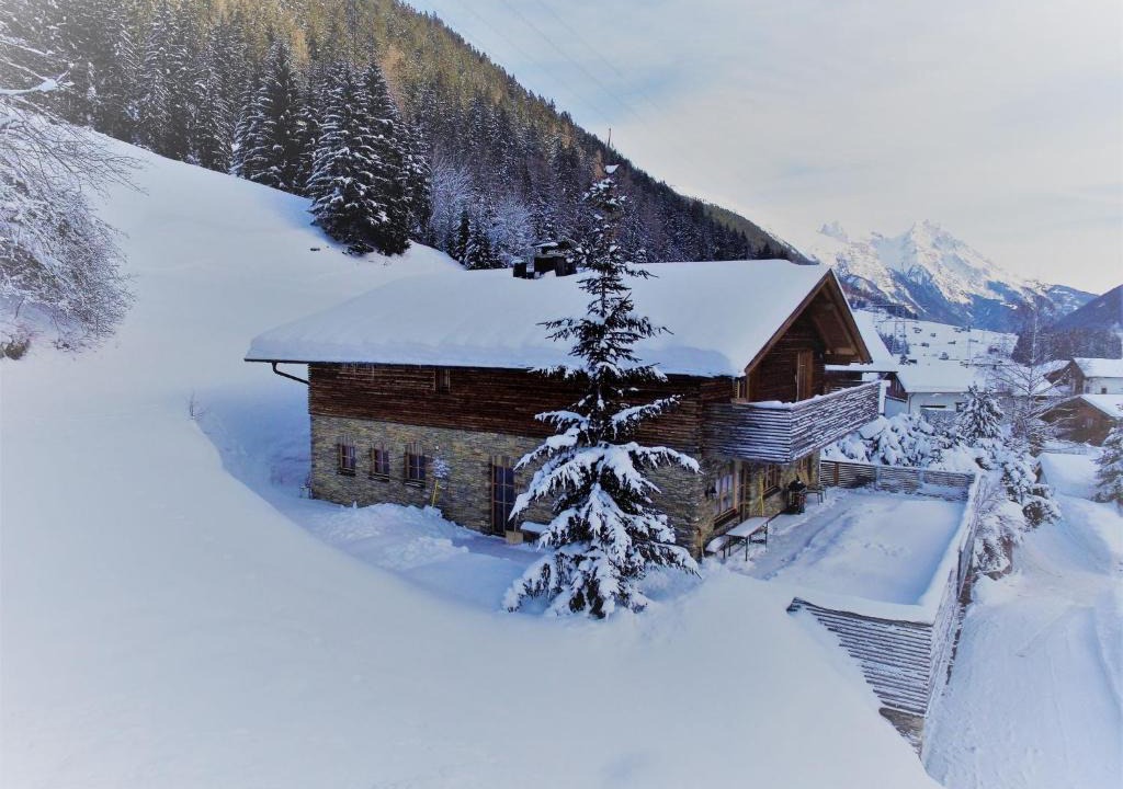 Sankt Anton am Arlberg House | Posh Mansion in Sankt with 2 Saunas Whirlpool Jacuzzi